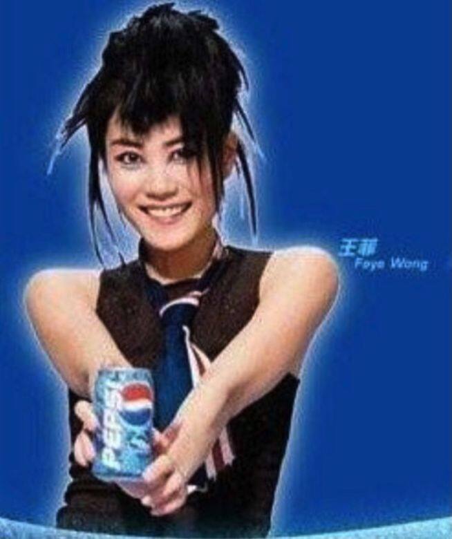 就連出名造型前衛的王菲都曾被百事收編成藍血人,雖然黑背心搭百事 就連出名造型前衛的王菲都曾被百事收編成藍血人,雖然黑背心搭百事