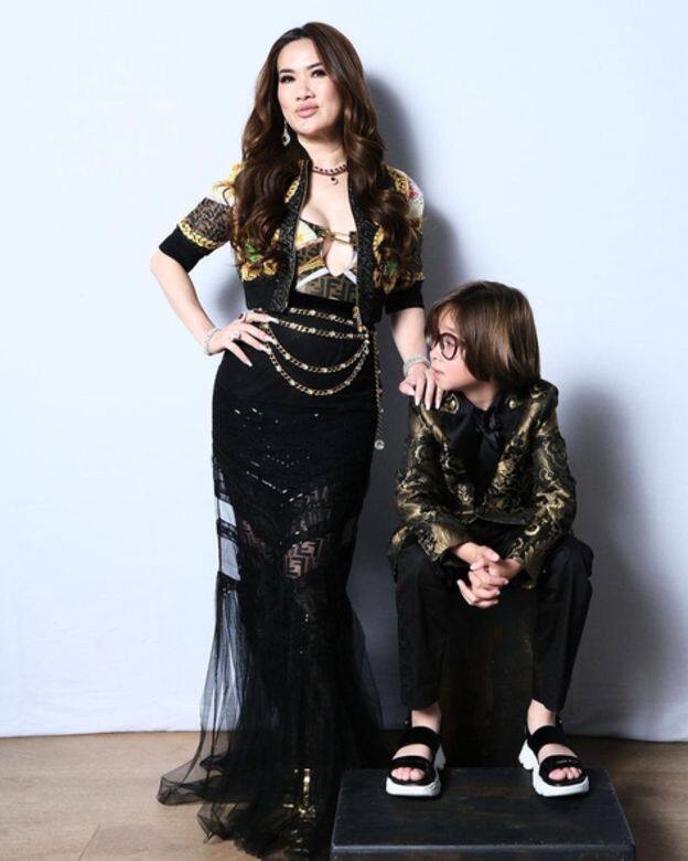 Mimi Morris與孻仔Skyler DM Morris一同出席《璀璨帝國》宣傳活動，她就穿著了Fendi聯乘Versace的