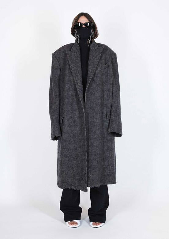 若問哪位設計師最鍾情大玩肩線輪廓,相信非Vetements創辦人兼Balenciaga現任創意總 若問哪位設計師最鍾情大玩肩線輪廓,相信非Vetements創辦人兼Balenciaga現任創意總