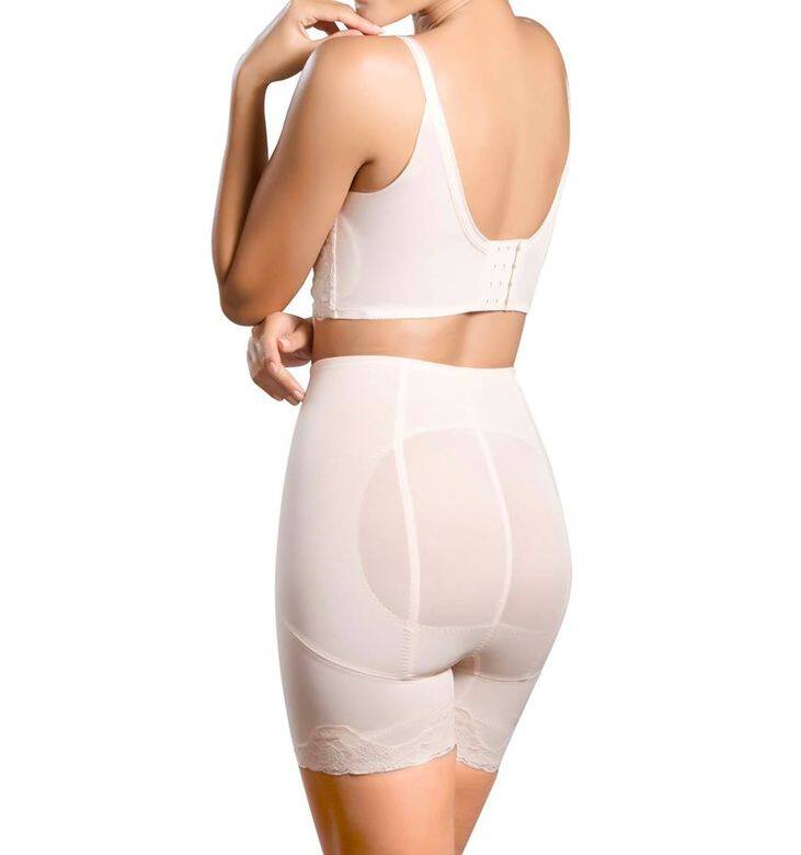 葆露絲束褲採用蘋果形設計及立體臀褶，腹部位置有菱形雙層裁布可控