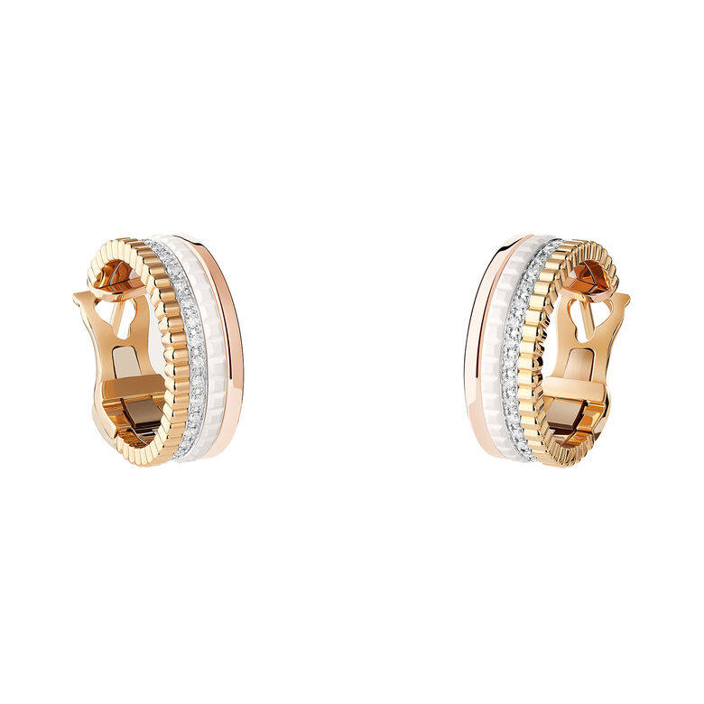 Quatre圖騰化為小巧的環形耳環，遠看簡約時尚，近看精緻細膩，不僅可凸顯出