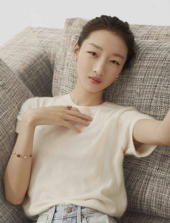 年僅28歲的周冬雨是極具代表性的新一代中國女演員,率真開朗而富內 年僅28歲的周冬雨是極具代表性的新一代中國女演員,率真開朗而富內
