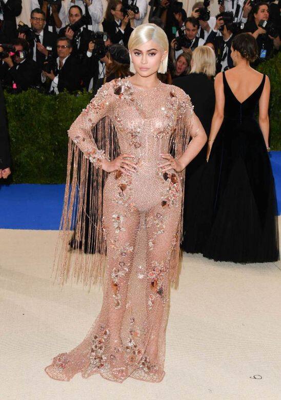 在與說唱歌手Tyga交往了大約三年之後,分手後的Kylie Jenner獨自參加2017年Met Gala 在與說唱歌手Tyga交往了大約三年之後,分手後的Kylie Jenner獨自參加2017年Met Gala
