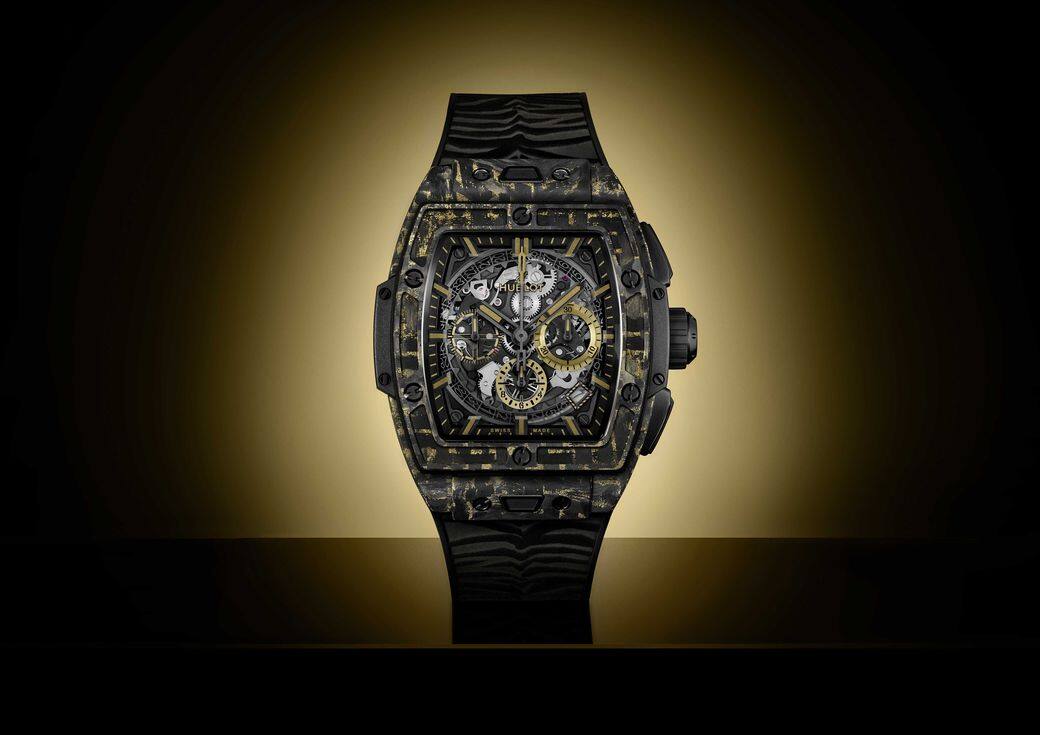 以品牌標識性的油桶型錶殼，首次結合結晶碳纖維和黃金製造而成，成為