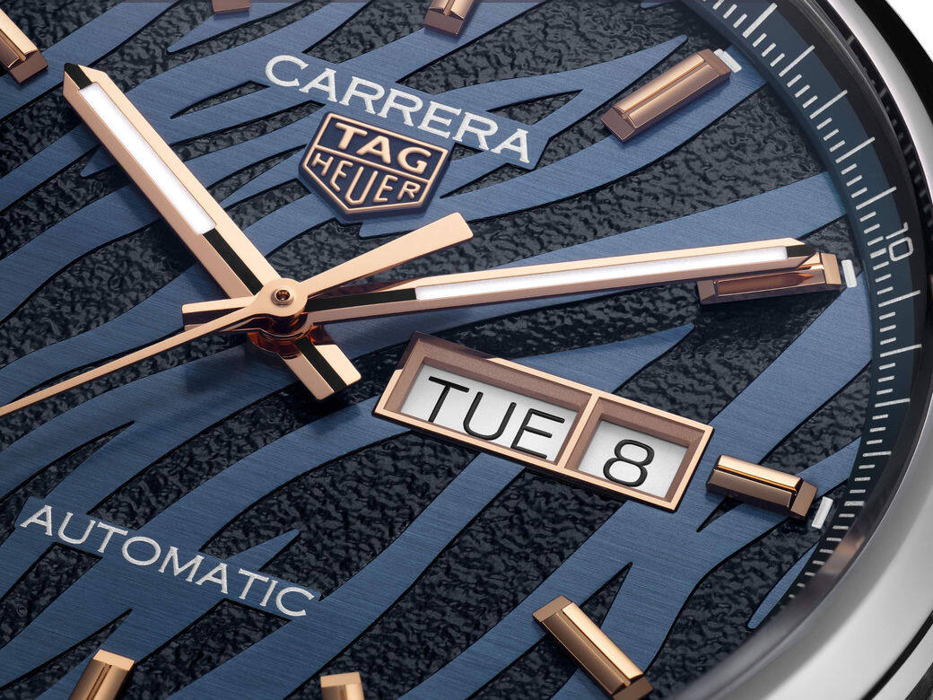 這枚Carrera系列虎年限量版手錶，以老虎皮毛的創作靈感，結合藍色和深色條