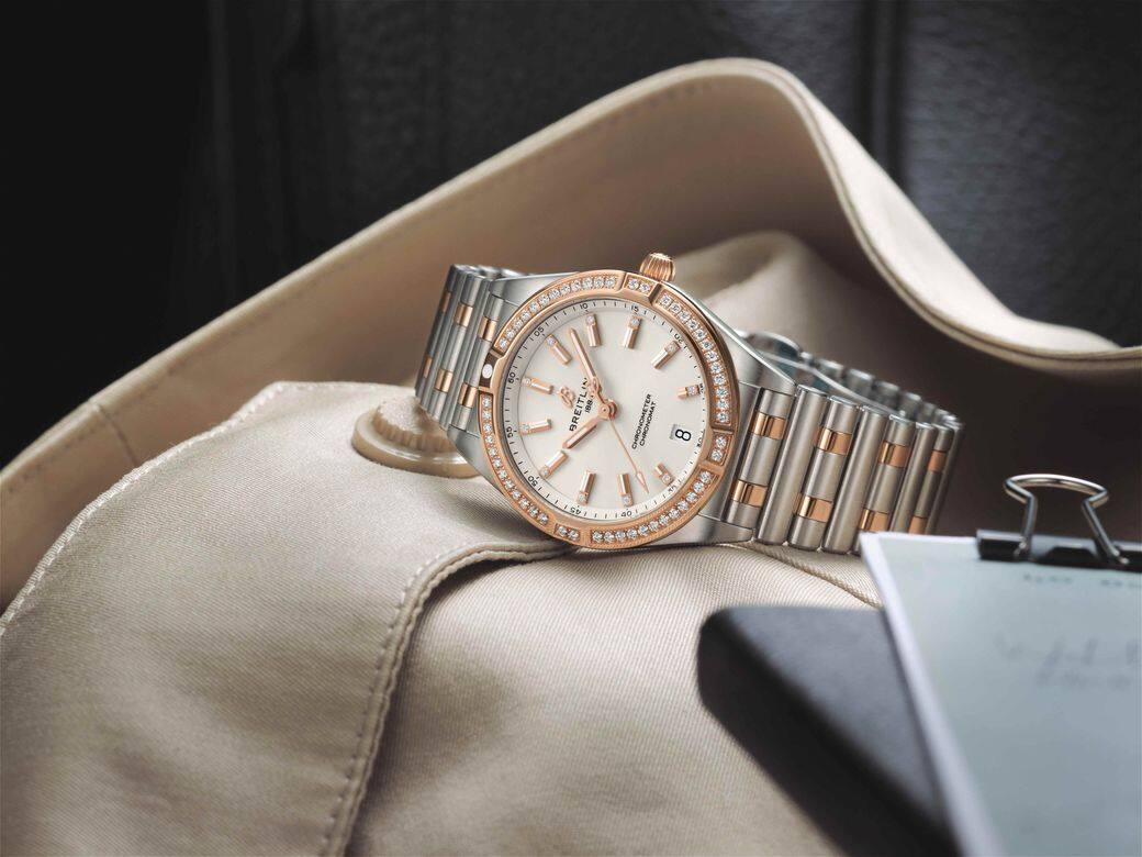 Chronomat 32石英腕錶則搭載了品牌77型機芯，錶款另提供了7個版本，與白色或