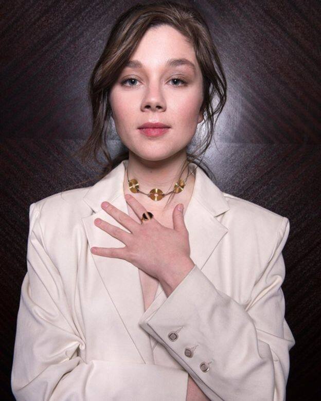 Claudia Jessie私服穿搭看起來優雅又有自信,實在太美了!她穿上白色西裝外套,胸 Claudia Jessie私服穿搭看起來優雅又有自信,實在太美了!她穿上白色西裝外套,胸
