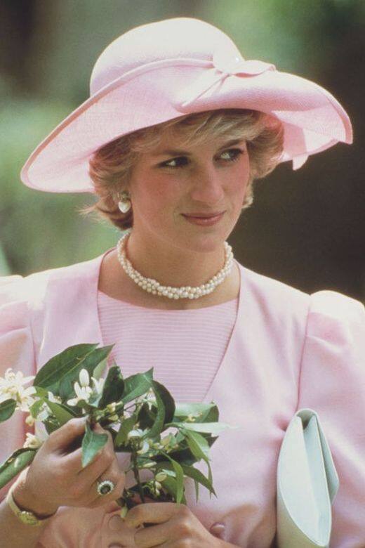 繩鍊款的珍珠項鍊搭配Catherine Walker、黛妃最愛品牌的粉色洋裝、John Boyd禮帽。優雅得