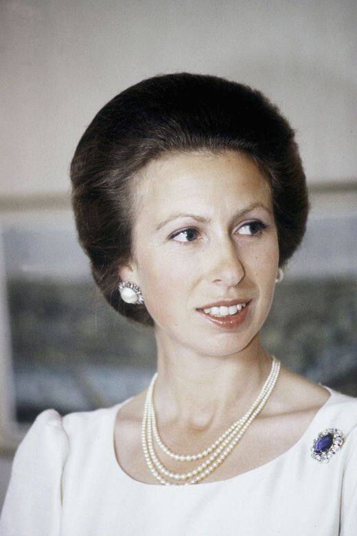 1982年，年輕的安妮長公主簡直又美又颯，配上珍珠讓她俐落的臉部線條溫