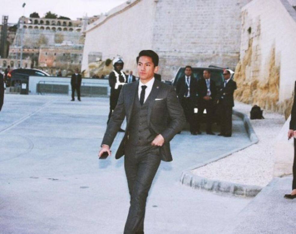 身材健碩的馬丁王子穿上全套灰色西裝也沒有顯老的問題,反而為沉悶 身材健碩的馬丁王子穿上全套灰色西裝也沒有顯老的問題,反而為沉悶