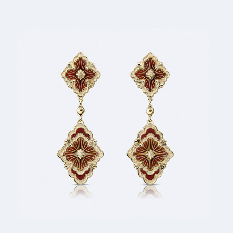 品牌靈魂的花卉圖案如何演變成各式各樣的時尚首飾?Opera Tulle Pendant Earring採用兩 品牌靈魂的花卉圖案如何演變成各式各樣的時尚首飾?Opera Tulle Pendant Earring採用兩