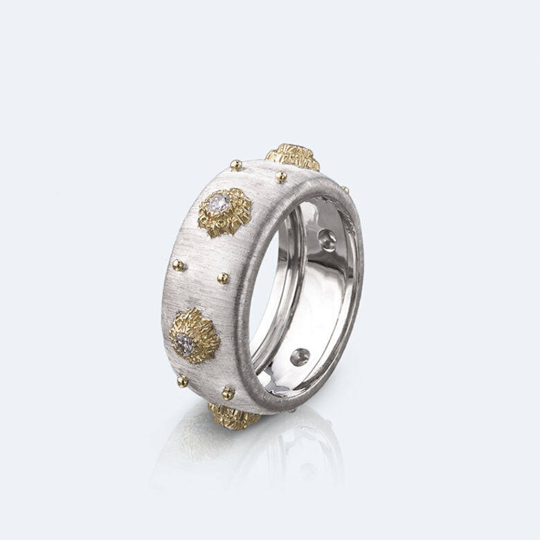 Macri Eternelle Ring是此系列的人氣單品，採用白金和黃金並鑲嵌上顆顆明亮鑽石。