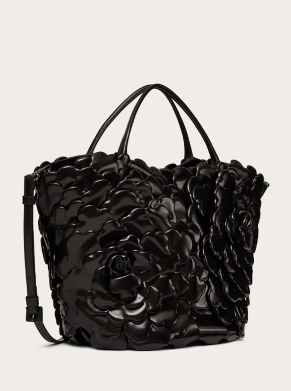 這款Valentino Garavani 03 Rose Edition Atelier水桶袋，以皮革花瓣勾勒出3D玫瑰細節，甚有藝術氣息。