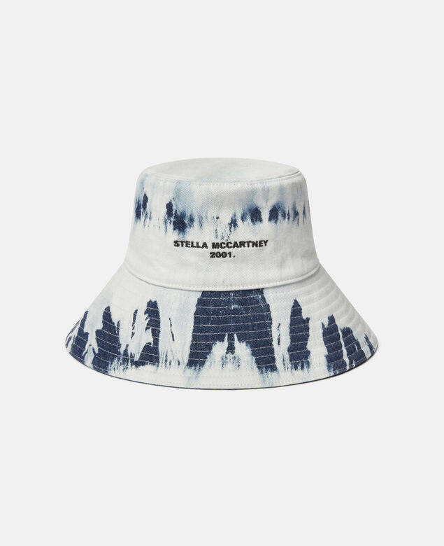 Stella McCartney 推出這款牛仔漁夫帽頗有特色,帽身呈現藍白色的扎染效果,並繡上 Stella McCartney 推出這款牛仔漁夫帽頗有特色,帽身呈現藍白色的扎染效果,並繡上