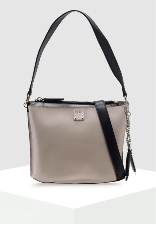 Guess 米色皮革水桶袋($120.9, available at Zalora)採用了米色皮革貫徹品牌的時尚美式風 Guess 米色皮革水桶袋($120.9, available at Zalora)採用了米色皮革貫徹品牌的時尚美式風
