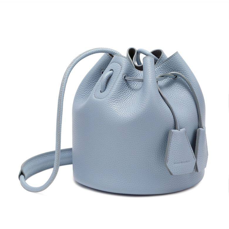 Rabeanco索帶水桶袋（$1,630）作為品牌中的經典款，這款索帶皮革水桶袋的設計不