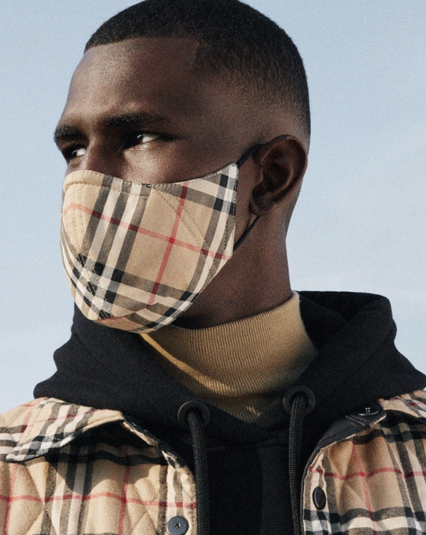 Burberry口罩已有售於品牌官網,兩種色調均以$1,000出售。 Burberry口罩已有售於品牌官網,兩種色調均以$1,000出售。