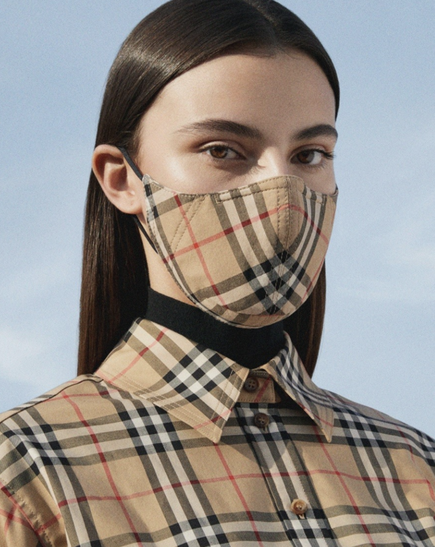 Burberry以品牌最具代表性的經典格紋作為口罩圖案,推出米色及淡藍色兩種 Burberry以品牌最具代表性的經典格紋作為口罩圖案,推出米色及淡藍色兩種