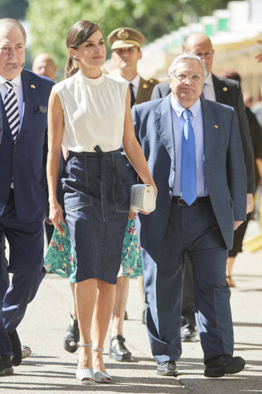 別以為背心和及膝裙不算是商務休閒造型，西班牙王后Letizia Ortiz出席書展開