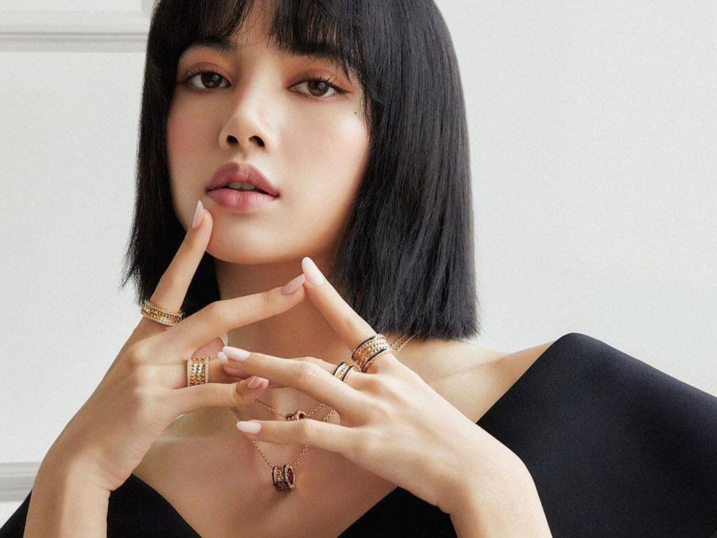 除了得到Anson Lo的喜愛,Blackpink Lisa也是Bvlgari的粉絲!身為品牌的代言人,每當新品推 除了得到Anson Lo的喜愛,Blackpink Lisa也是Bvlgari的粉絲!身為品牌的代言人,每當新品推