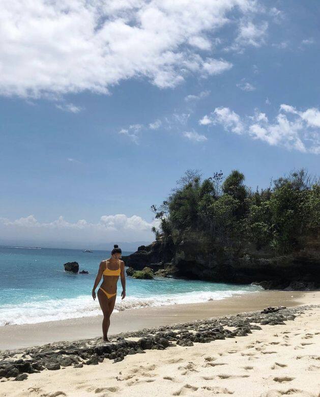 私下的生活更是多姿多彩,派對上廣交朋友,更會不時會去度假旅遊。在海灘上,一身健康膚色把鮮黃色的比堅尼顯得特別突出。 私下的生活更是多姿多彩,派對上廣交朋友,更會不時會去度假旅遊。在海灘上,一身健康膚色把鮮黃色的比堅尼顯得特別突出。