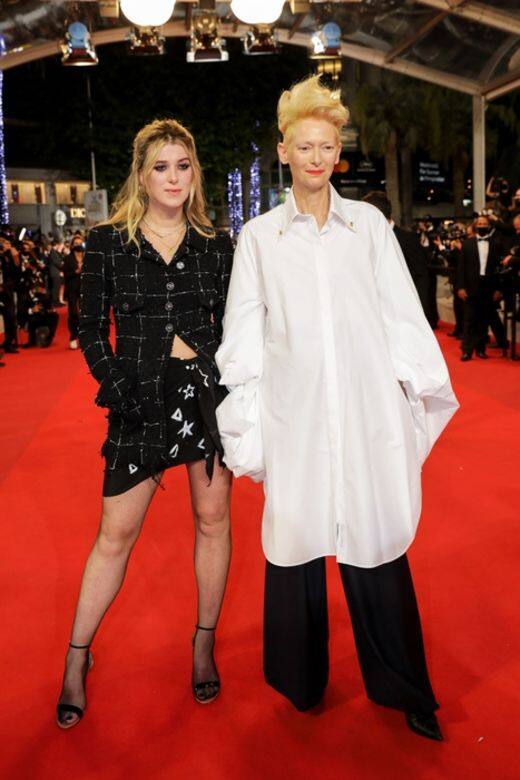 百變演員Tilda Swinton帶著女兒Honor Swinton出現在康城紅地毯上,兩人黑白搭配的造型 百變演員Tilda Swinton帶著女兒Honor Swinton出現在康城紅地毯上,兩人黑白搭配的造型