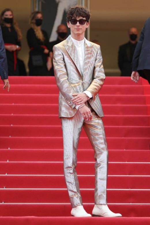 Timothée Chalamet身穿Tom Ford銀色西裝與Celine墨鏡現身紅地毯，帥氣指數爆表。