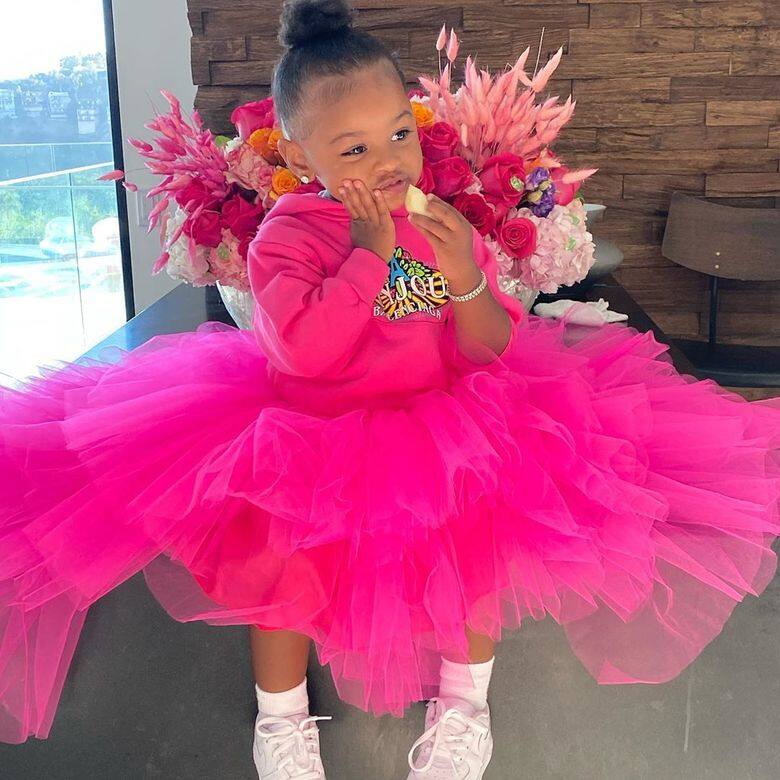 根據媽媽Cardi B,女兒最喜歡粉紅色,亮粉紅色衛衣混搭紗裙和白波鞋,優雅 根據媽媽Cardi B,女兒最喜歡粉紅色,亮粉紅色衛衣混搭紗裙和白波鞋,優雅