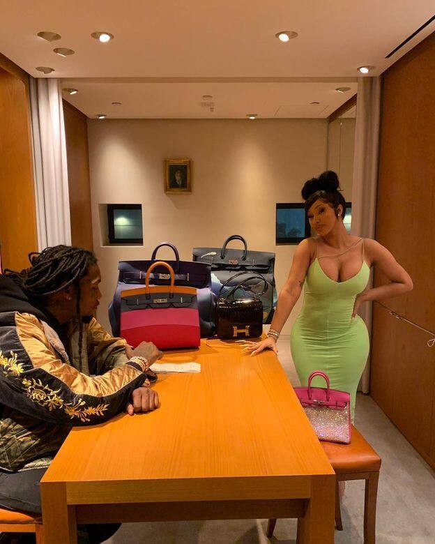 然而,有人卻在網上攻擊Cardi B,質疑她拿冒牌手袋,又認為她降低了品牌價 然而,有人卻在網上攻擊Cardi B,質疑她拿冒牌手袋,又認為她降低了品牌價