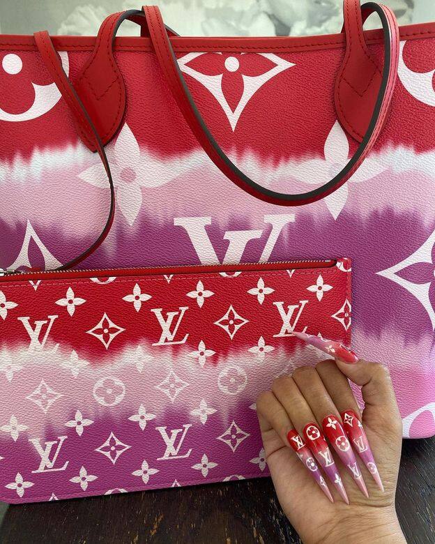 從手袋、手拿包到指甲都襯了一樣的圖案，Cardi B對Louis Vuitton Monogram圖案的熱愛不用