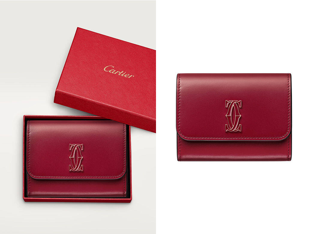 Double C de Cartier銀包是系列中較易入手的款式，可放置信用卡、紙幣和硬幣，收納