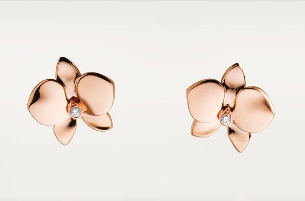 這款耳環採用了卡地亞最喜歡的蘭花作為設計靈感，五瓣蘭花栩栩如生
