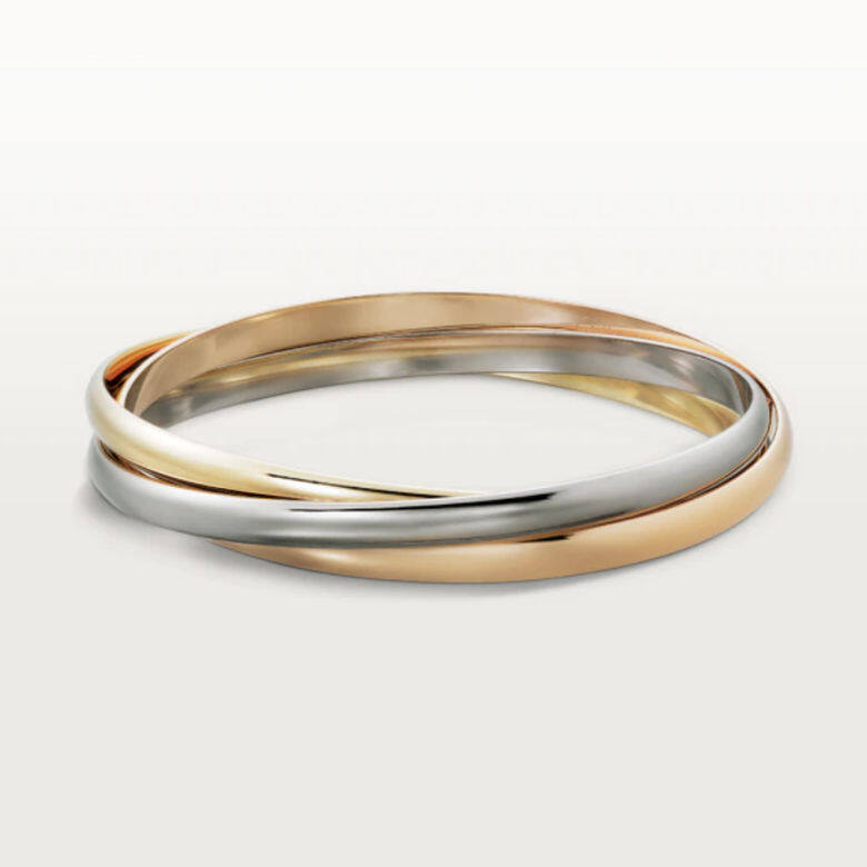 Cartier Trinity系列以三色金環圈交織,象徵愛情、友誼和忠誠。 Trinity手鐲採用18K白色 Cartier Trinity系列以三色金環圈交織,象徵愛情、友誼和忠誠。 Trinity手鐲採用18K白色