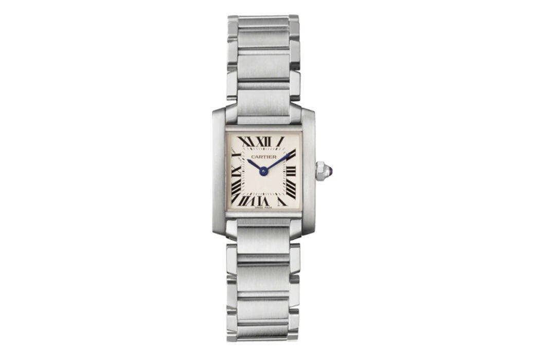 Cartier Tank Française腕錶破格地將弧形錶殼置於履帶式手鐲中央,令配戴者像戴著 Cartier Tank Française腕錶破格地將弧形錶殼置於履帶式手鐲中央,令配戴者像戴著
