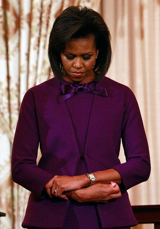 前美國第一夫人Michelle Obama甚少配戴手錶與飾物,在精挑細選之下她以經典的 前美國第一夫人Michelle Obama甚少配戴手錶與飾物,在精挑細選之下她以經典的