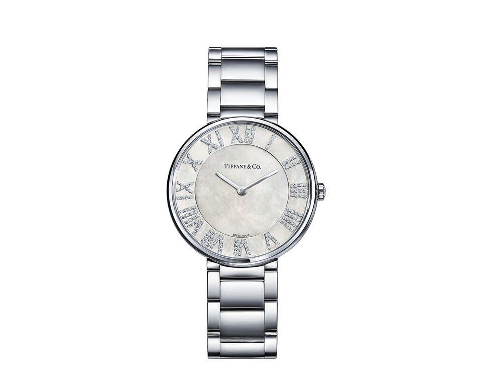 Tiffany & Co. 的Atlas手錶，錶盤採用白色珍珠貝母，配搭鑽石數字，圓形錶殼帶出女士