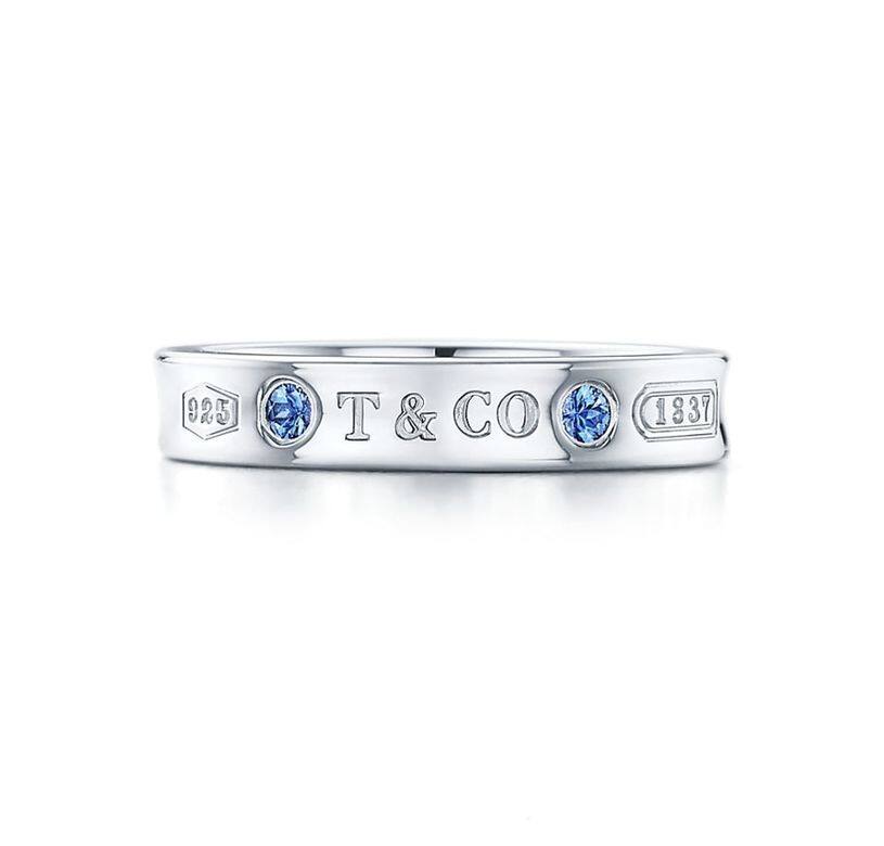 Tiffany 1837®系列藍寶石純銀戒指以優雅曲線和順暢外觀表達現代摩登的感性