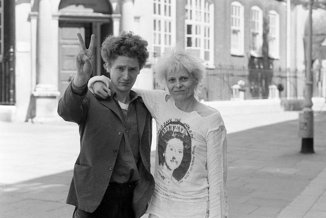 2 踏上龐克時裝之路1962年遇上第一任丈夫Derek Westwood，Vivienne Westwood穿上自己設計和製