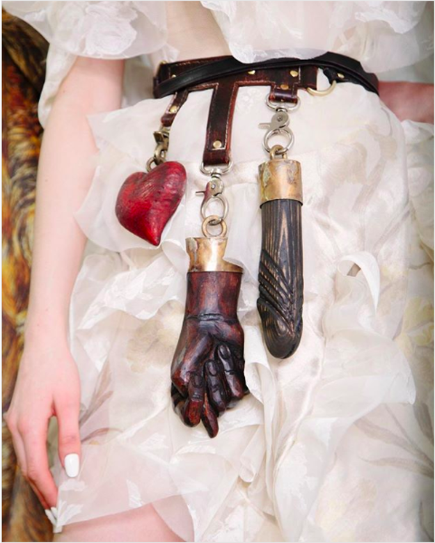 具爭議性的飾物：陽具頸鏈、粗口手勢飾物2016年，Vivienne Westwood推出一款男性陽具頸
