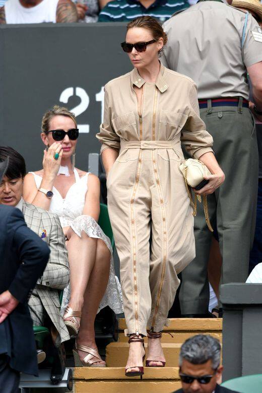 時尚設計師Stella McCartney也現身溫網現場，一身連身褲配高跟鞋的俐落造型，時尚又帥氣。