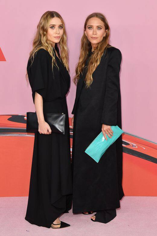 「緋紅女巫」的雙胞胎親姐姐們在2019 CFDA中拿下「最佳配飾設計獎」，兩人各自穿
