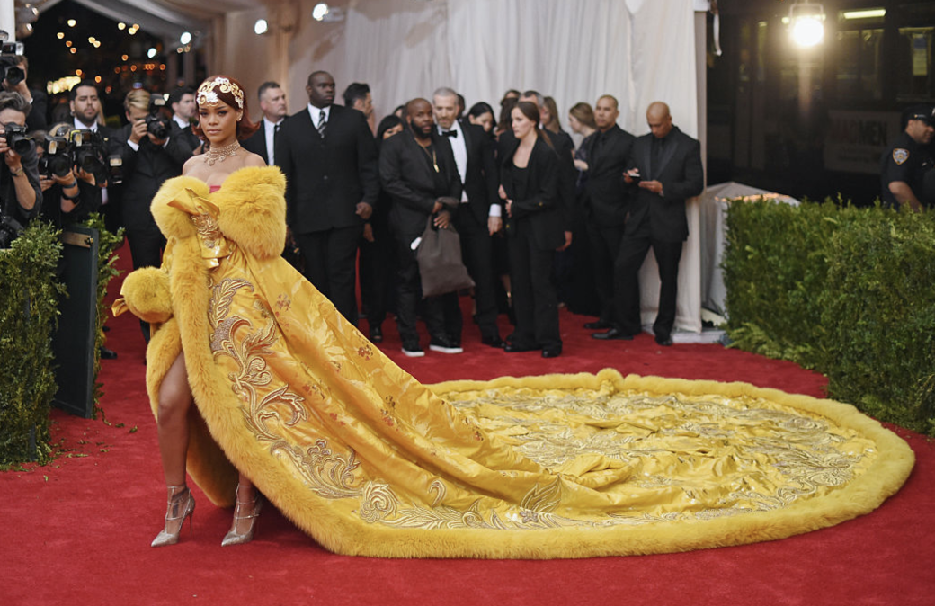 2015的「鏡花水月年」中Rihanna就曾以一身黃金戰袍登上各大版面，還被創意惡搞