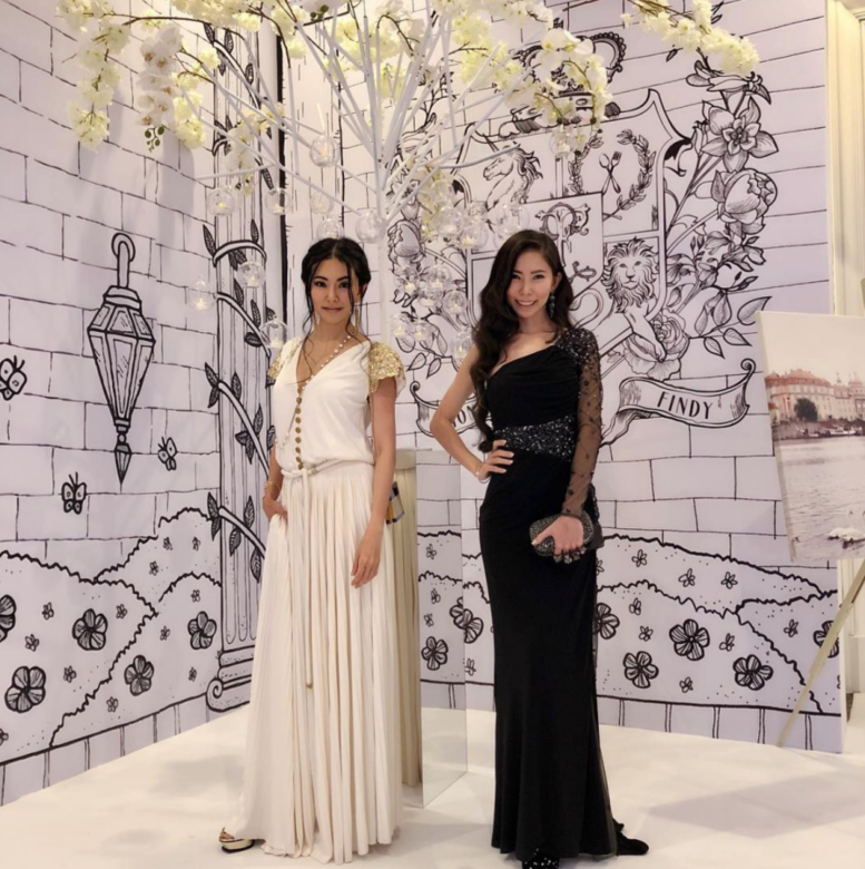 Race與妹妹一起出席朋友婚囊,二人以一黑一白女神風格晚裝現身,優雅大 Race與妹妹一起出席朋友婚囊,二人以一黑一白女神風格晚裝現身,優雅大