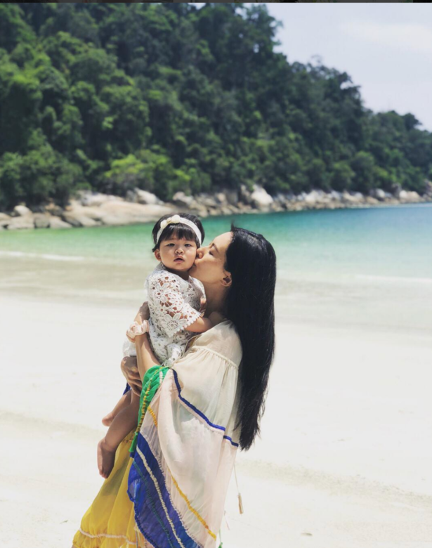 Race一副有女萬事足的樣子,肉緊的親吻女兒,很享受當媽媽這個身份。她穿 Race一副有女萬事足的樣子,肉緊的親吻女兒,很享受當媽媽這個身份。她穿