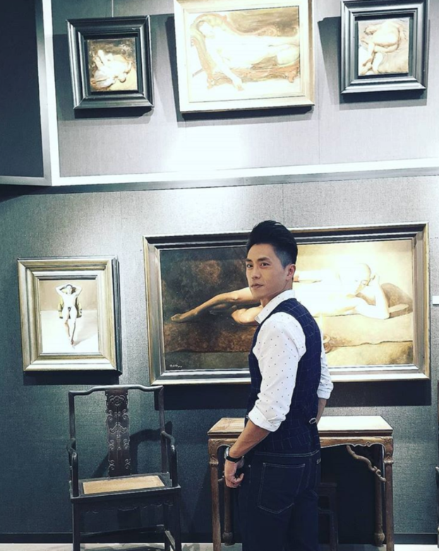 練成鋼條身形後,森美穿上恤衫背心西裝外套挺拔帥氣,金牌司儀形象甚 練成鋼條身形後,森美穿上恤衫背心西裝外套挺拔帥氣,金牌司儀形象甚
