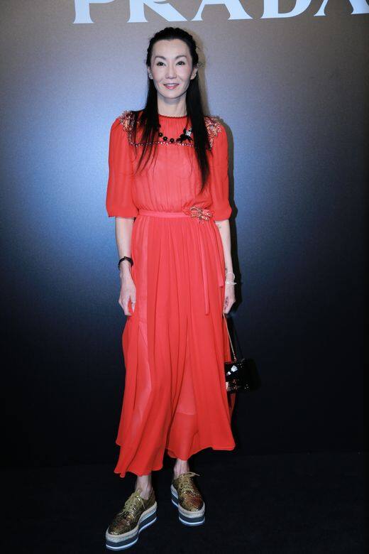 2016年，張曼玉穿上鮮紅色連身裙出席Prada上海恒隆店鋪重裝開幕酒會，當時
