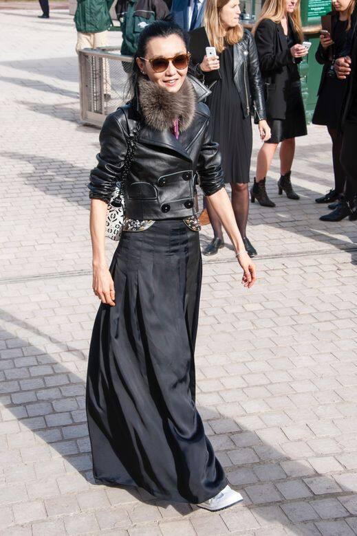 張曼玉也喜愛穿黑色皮褸作穿搭配件， 2016年她也穿上了黑色皮褸於巴黎