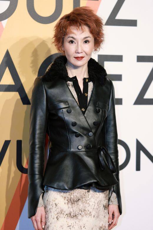 張曼玉穿上黑色修身皮革外套，搖滾味濃，跟她近年轉行的搖滾歌手形象
