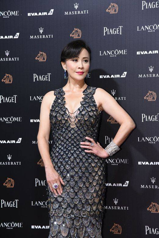 劉嘉玲氣勢超強的劉嘉玲選了Versace Atelier高級訂製時裝系列的金屬鏤空晚裝