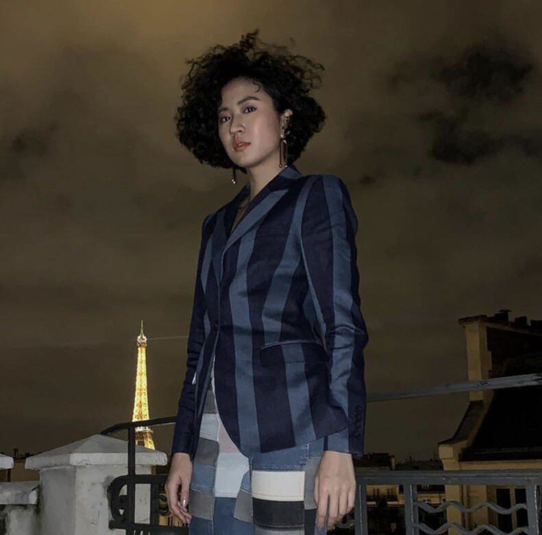 梳著一頭別具時代特色的爆炸頭,9m88相當敢穿,直紋西裝褸撞復古風 梳著一頭別具時代特色的爆炸頭,9m88相當敢穿,直紋西裝褸撞復古風
